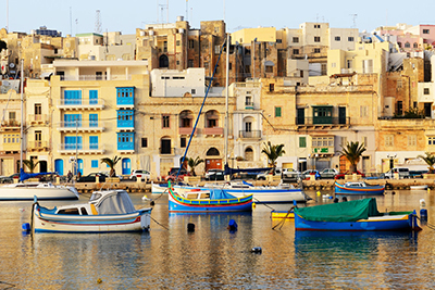 在日落，Kalkara，马耳他传统马耳他船观